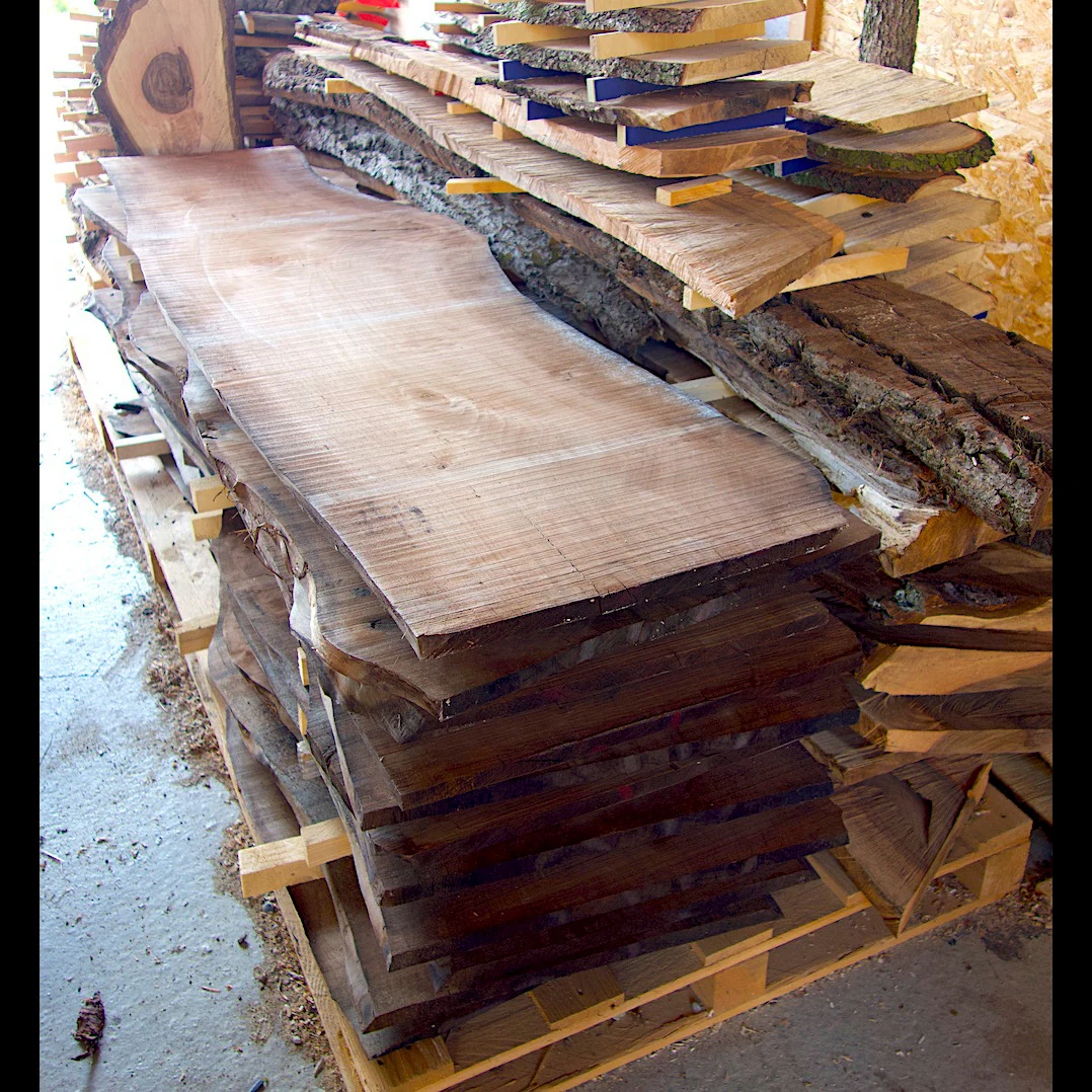Holzbohlen bei der natürlichen Trocknung