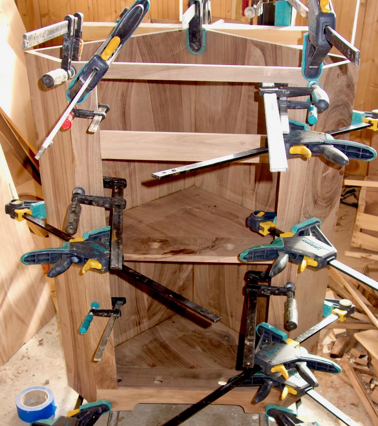 Möbel in Arbeit, mit Zwingen gehalten