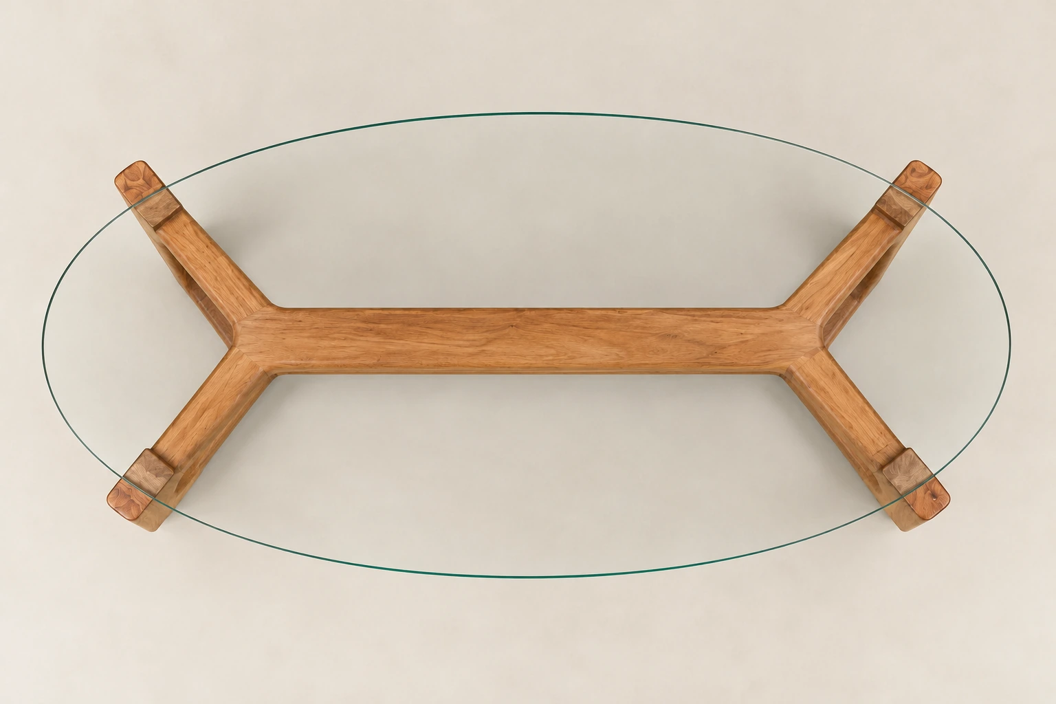 Couchtisch aus Nussbaum und Glas — Studioansicht