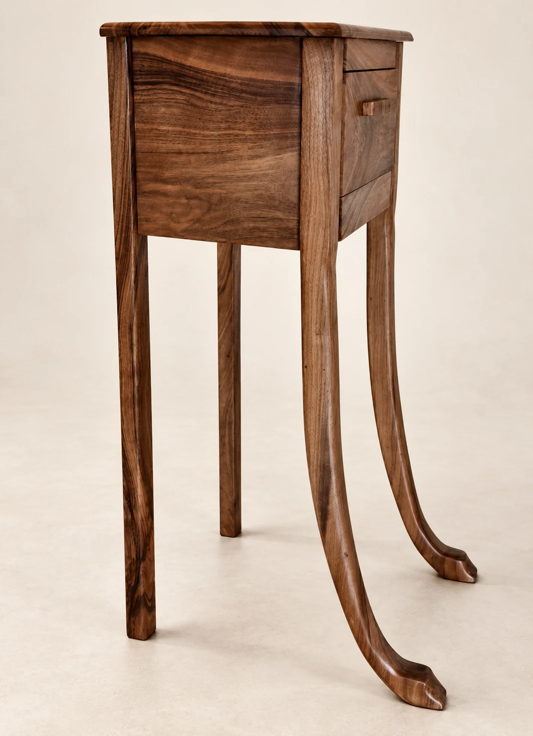 Schlankes Nussbaummöbel — Studioansicht
